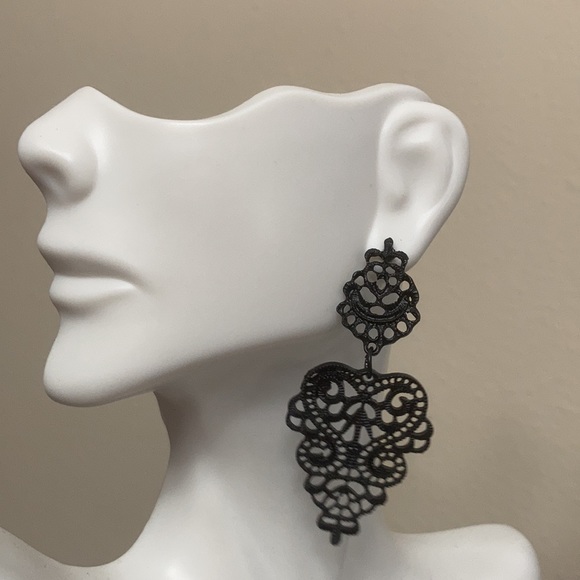 Vintage style hollow metal earrings - Picture 4 of 4